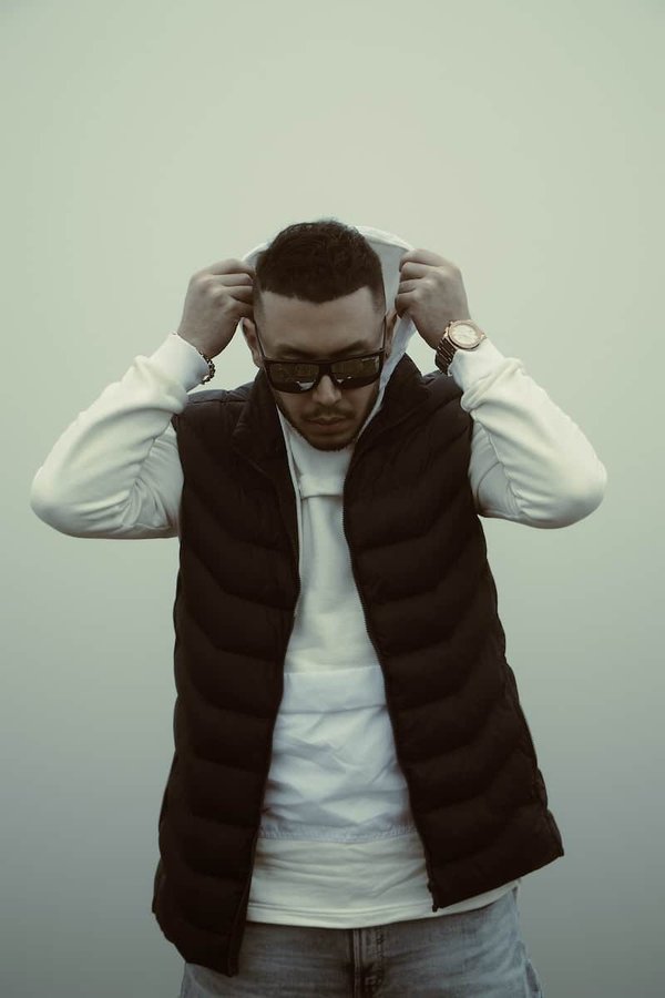 The best ways to wear a knit vest for a trendy look